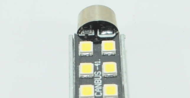 Электронные компоненты  с обоих краёв лампы.