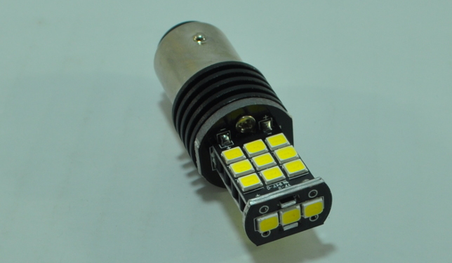 Светодиоды расположены по бокам и с торца лампы.