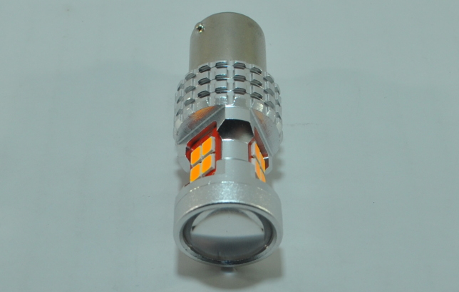 Светодиоды расположены по периметру и под линзой с торца лампы.