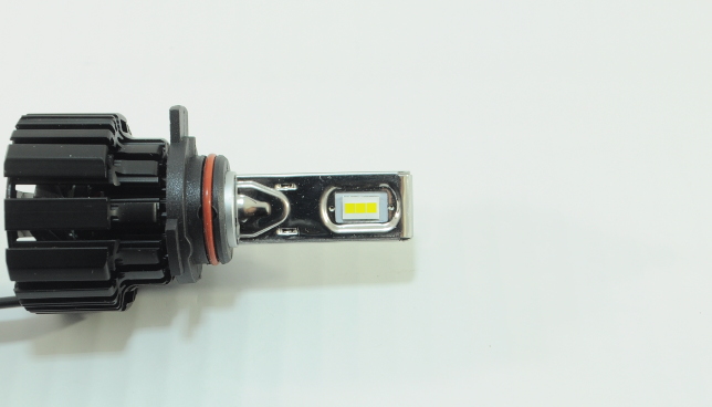Светодиоды Automotive grade LED расположены по 3 с каждой стороны.